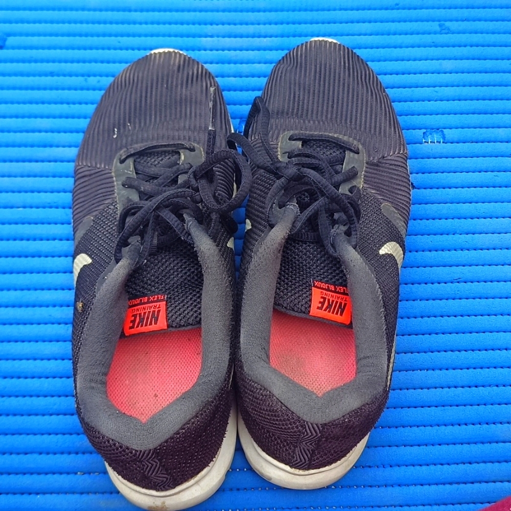 Nike shoes - Picture 1 of 4